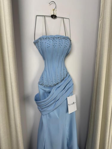 فستان سهرة سماوي بتطريز يدوي