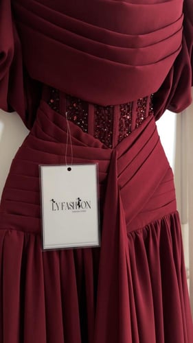 فستان سهرة عودي مع كسرات في الصدر