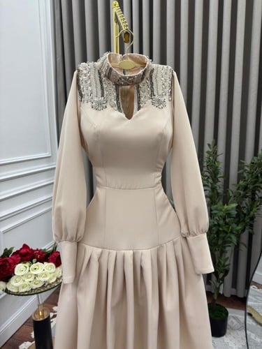 فستان بيج بقصة ضيقة وياقة عالية مزخرفة