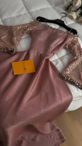 فستان سهرة وردي إماراتي