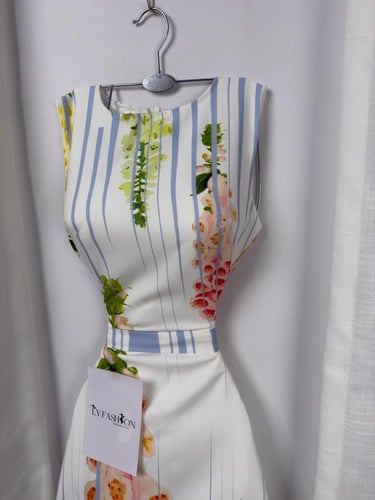 فستان ناعم ابيض مشجر راقٍي