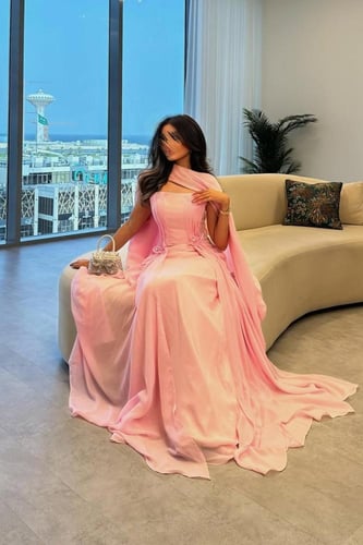 فستان ناعم وردي معا شال فخم