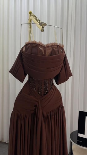 فستان سهرة عودي مع كسرات في الصدر