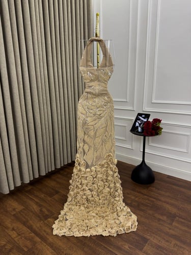 فستان تطريز مزين بورود بارزه