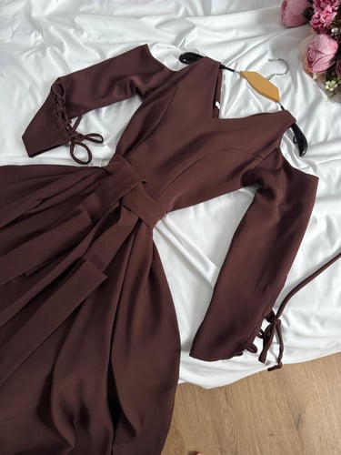 فستان سهرة بني بأكمام طويلة