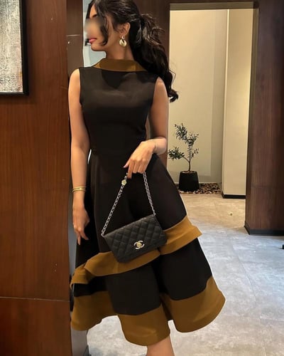 فستان سهرة أسود بتموجات كموني