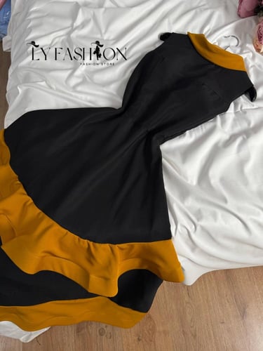 فستان سهرة أسود بتموجات كموني