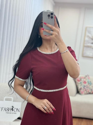 فستان سهرة برغندي بتفاصيل لامعة