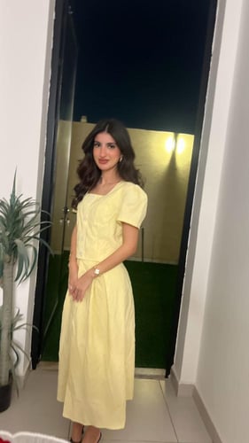 طقم منفصل بلوزه وتنورة اصفر