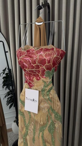 فستان سهرة بتطريز زهور يدوي راقي