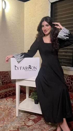 فستان ناعم اسود بأكمام مطرزة كمبيوتر
