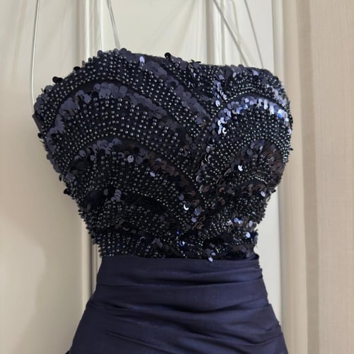 فستان سهرة كحلي بدون أكتاف