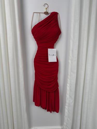 فستان أحمر ضيق مزموم بالكامل