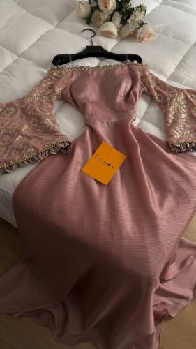 فستان سهرة وردي إماراتي