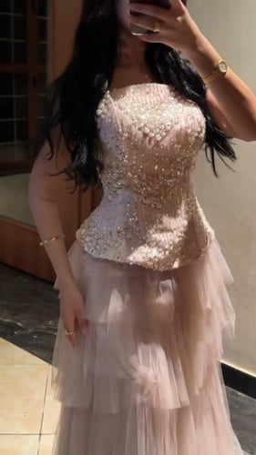 فستان سهرة لحمي مرصع تل وخرز