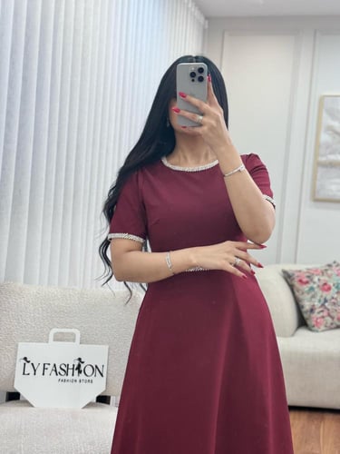 فستان سهرة برغندي بتفاصيل لامعة