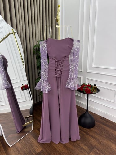 فستان سهرة موف اكمام واسعة مطرز