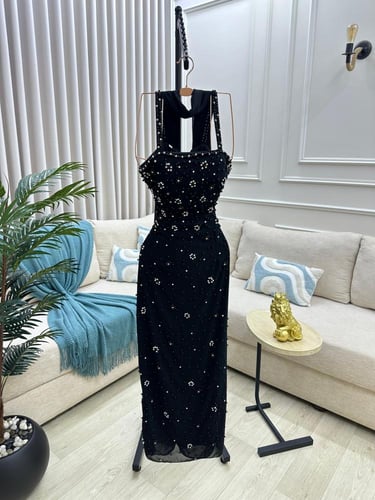 فستان سهرة مزين لولو مع فصوص كرستال