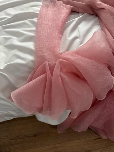 فستان سهره لحمي بأكمام كسرات