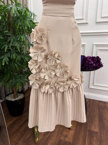 فستان سهرة مزين بورود وكسرات