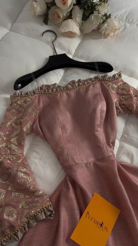 فستان سهرة وردي إماراتي