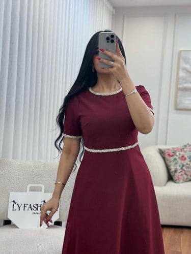 فستان سهرة برغندي بتفاصيل لامعة