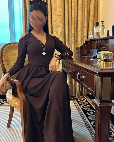 فستان سهرة بني بأكمام طويلة