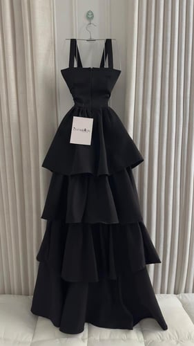 فستان سهرة أسود طبقات معا تطريز على الصدر