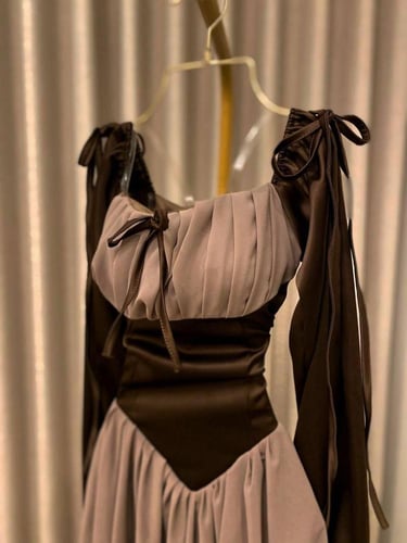 فستان بني ناعم بأكمام واسعة