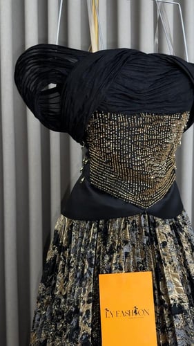 فستان سهرة أسود بتطريز ذهبي يدوي راقي