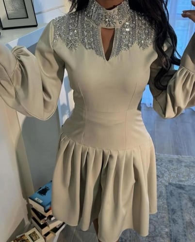 فستان بيج بقصة ضيقة وياقة عالية مزخرفة