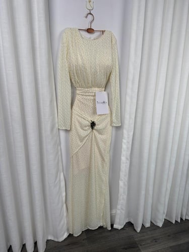 فستان سهرة بأكمام طويلة