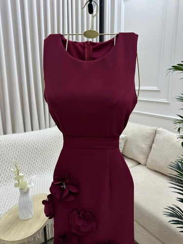 فستان سهرة مزين بورود وكسرات