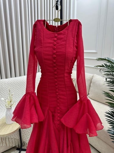 فستان سهره لحمي بأكمام كسرات