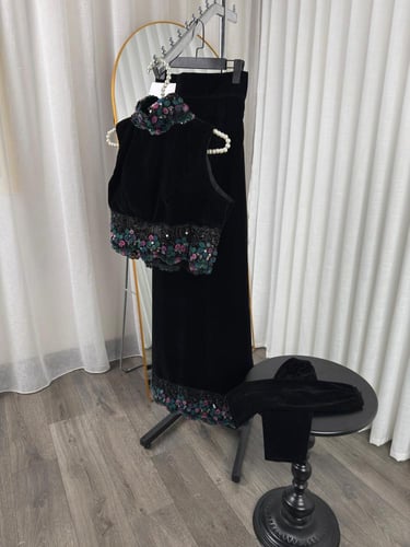 طقم سهرة منفصل بلوزه وتنورة مخمل كلفه سهرة