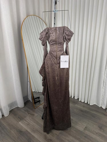 فستان سهرة بأكمام طويلة