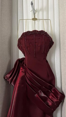 فستان سهرة عودي مطرز يدوي على الصدر