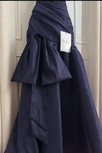 فستان سهرة كحلي بدون أكتاف