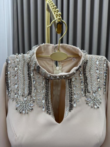 فستان بيج بقصة ضيقة وياقة عالية مزخرفة