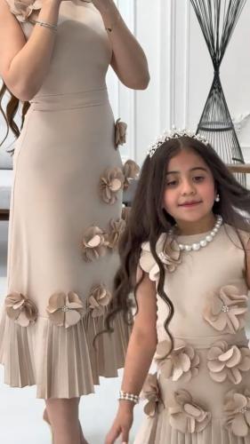 فستان سهرة مزين بورود وكسرات