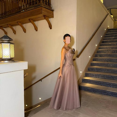 فستان سهرة عاري الأكتاف