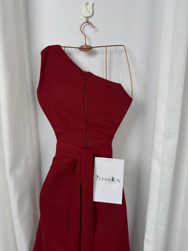 فستان ناعم بكشكشات على الخصر