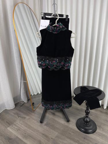 طقم سهرة منفصل بلوزه وتنورة مخمل كلفه سهرة