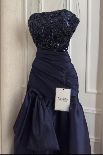 فستان سهرة كحلي بدون أكتاف