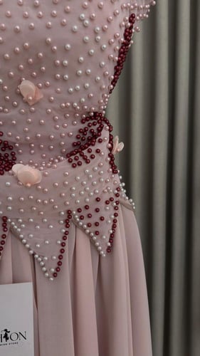 فستان سهرة لحمي مرصع لوول