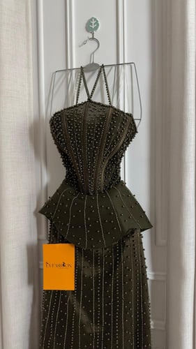 فستان سهرة زيتي مطرز بالكامل