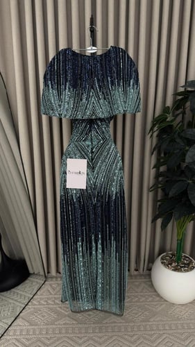 فستان سهرة من قطعتين بتطريز دقيق