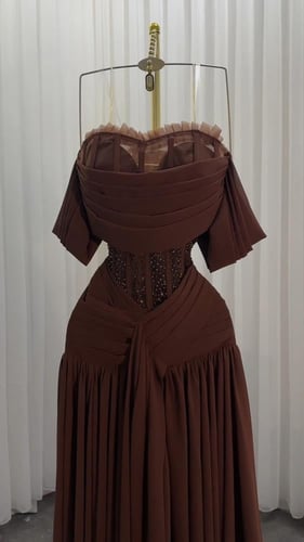 فستان سهرة عودي مع كسرات في الصدر