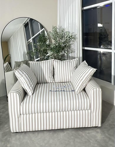 أريكة مخططة أنيقة