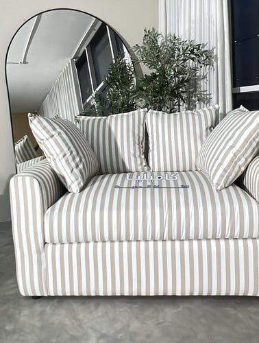 أريكة مخططة أنيقة